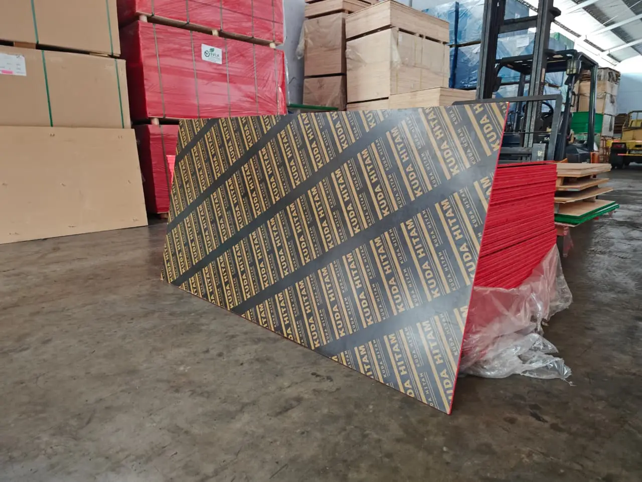 title Distributor Triplek & Plywood Phenolic di Semarang Lembar plywood phenolic film face Kuda Hitam berdiri di gudang PT Indoho Santosa Abadi, Semarang
