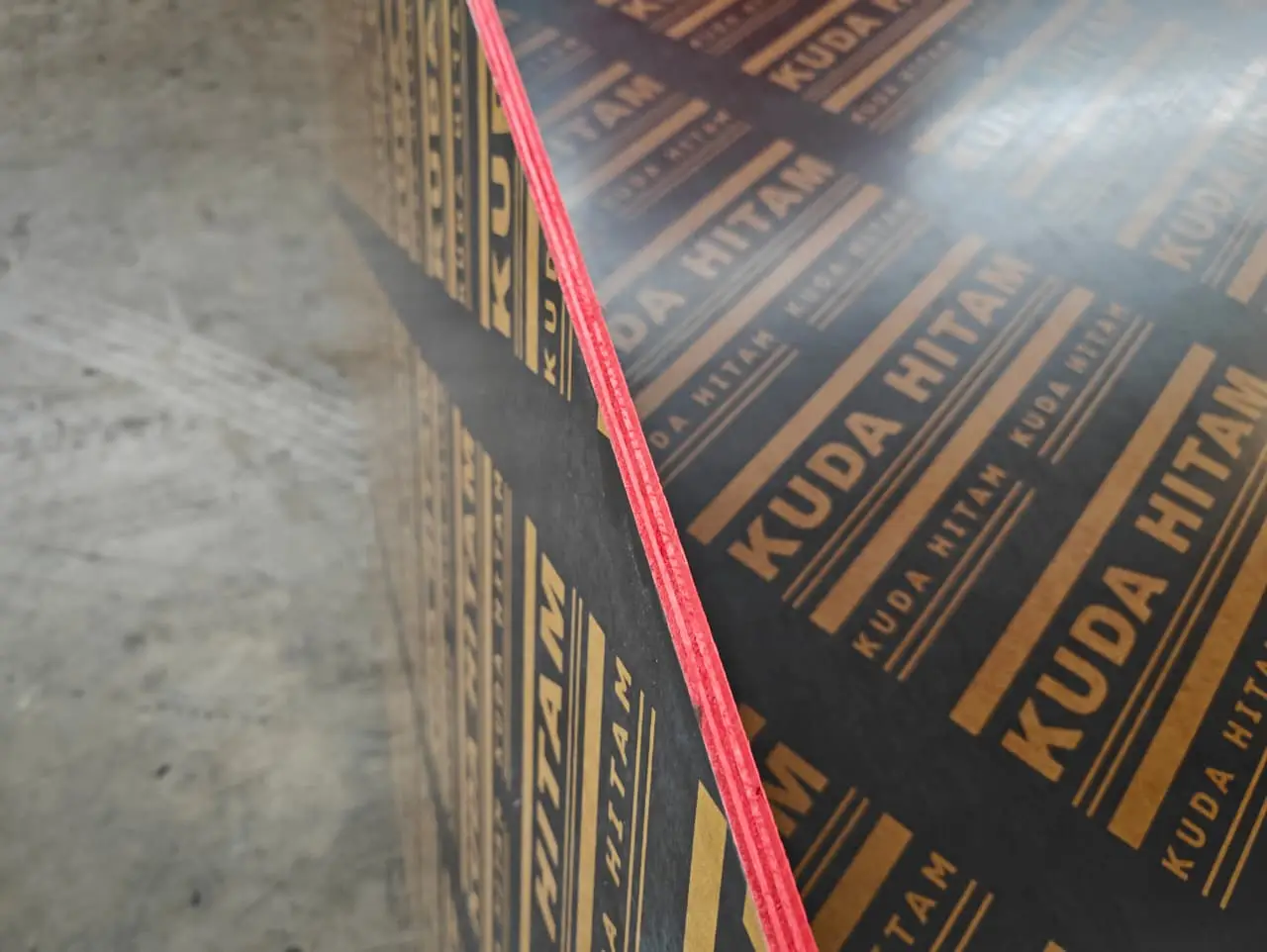 title Distributor Triplek & Plywood Phenolic di Semarang Detail tepi plywood phenolic film face Kuda Hitam dengan cat pinggir merah pelindung kelembapan
